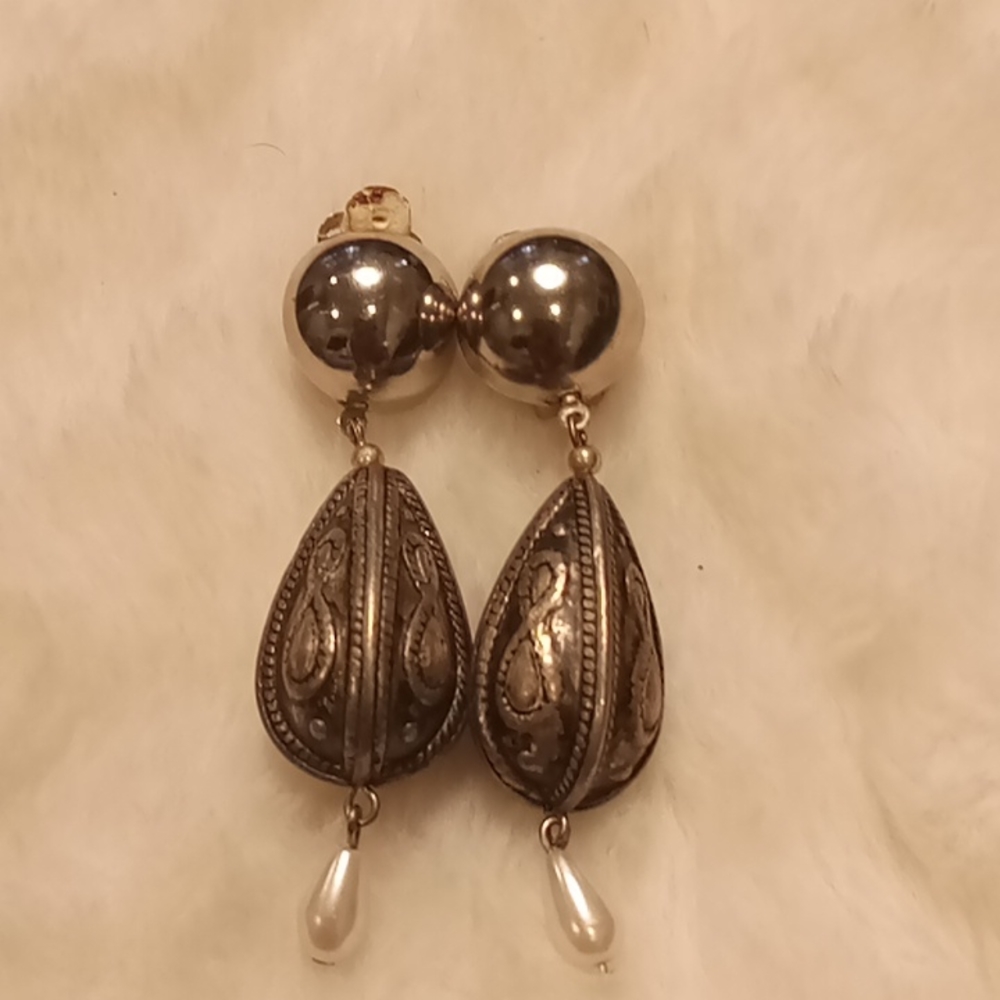 Vintage silver drop earrings with pearl